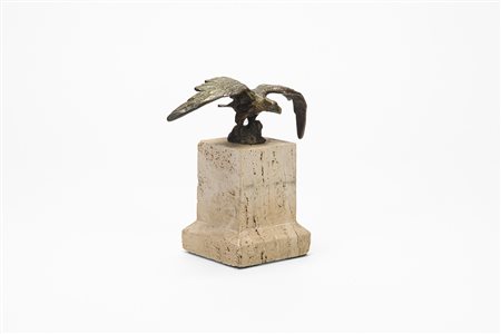Piccola scultura in bronzo raffigurante aquila ad ali spiegate