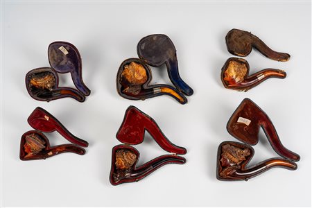 Sei pipe in schiuma di mare intagliata raffiguranti gentildonna e gentiluomo, entro custodia sagomata. Secolo XIX