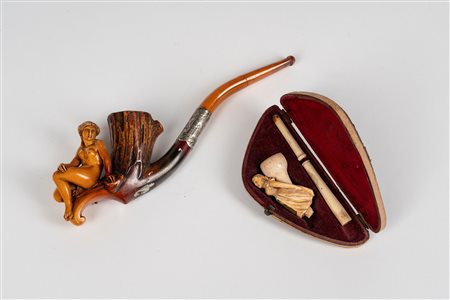 Due pipe in schiuma di mare intagliata raffiguranti soggetti femminili. Secolo XIX