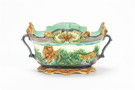 Fioriera biansata in maiolica policroma decorata a rilievo con scena esotica raffigurante tigre e scimmia nella giungla. Probabile manifattura di Onnaig, Francia, secolo XIX-XX.