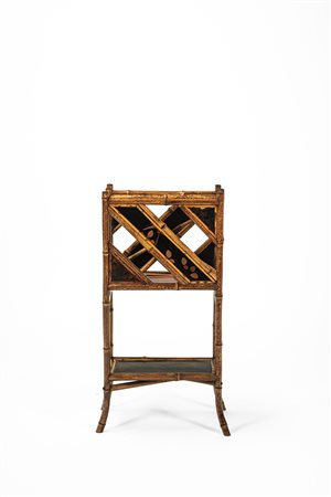 Porta riviste con ripiano in bambù e legno laccato decorato a uccelli e motivi floreali. 