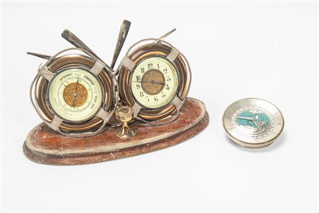 Lotto composto da un orologio da tavolo "Le ore nel mondo" e un compendio nautico da tavolo con barometro, orologio e bussola su base in legno. 