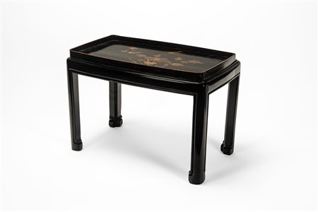 Tavolino a vassoio in legno laccato. Manifattura orientale, fine secolo XIX-XX