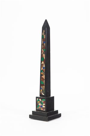 Obelisco Grand Tour in marmo nero e pietre dure. Fine secolo XIX-XX