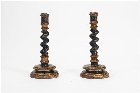Coppia di candelieri a torchon in legno laccato e dorato. Secolo XIX