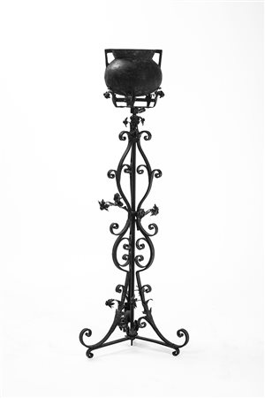 Portavaso tripode in ferro battuto. Con vaso biansato. fine secolo XIX