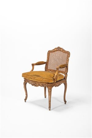 Poltrona in legno intagliato, secolo XIX.