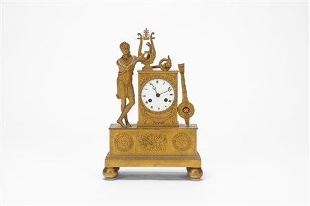 Pendola da appoggio in bronzo dorato sormontata da Apollo. Francia, secolo XIX.