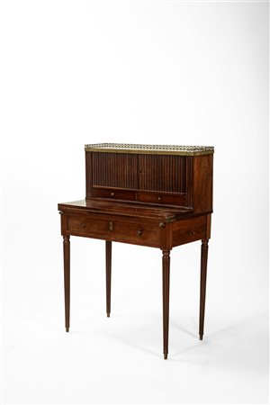 Scrittoio con alzata a rullo e piano in marmo, secolo XIX.