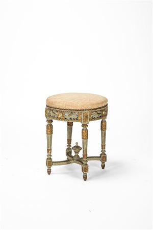 Sgabello in legno intagliato, laccato e dorato, secolo XIX.