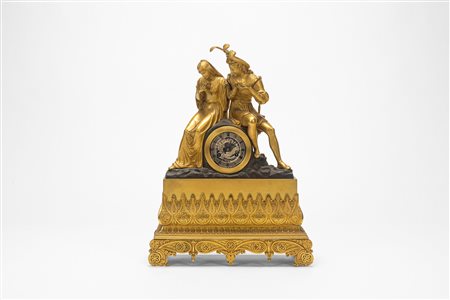 Pendola da appoggio in bronzo dorato e brunito sormontata da scena galante. Francia, secolo XIX.