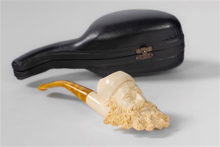 Pipa in schiuma di mare intagliata a testa barbuta con turbante. Secolo XX