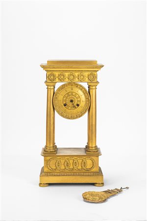 Pendola a portico in bronzo dorato. Secolo XIX.