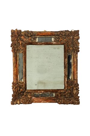 Piccola specchiera a doppio ordine in legno intagliato e dorato. Secolo XIX