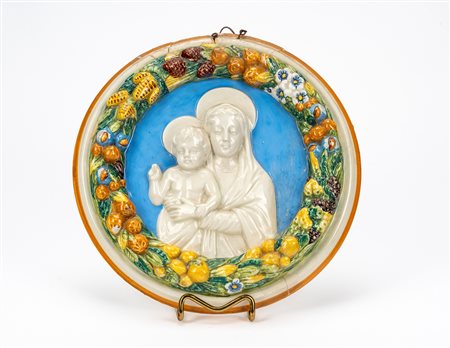 Tondo in stile robbiano in maiolica policroma raffigurante Madonna con Bambino entro ghirlanda. Secolo XX