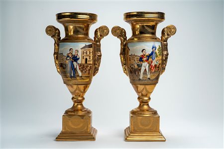Coppia di vasi Impero biansati in porcellana a fondo dorato opaco e lucido con riserve policrome