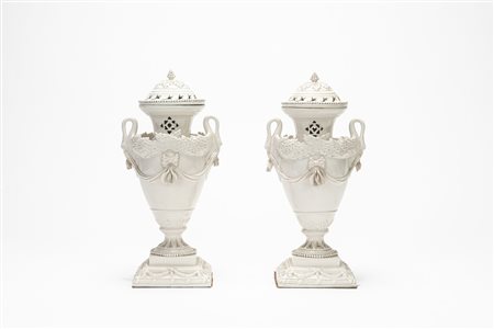 Coppia di vasi brucia profumi biansati con coperchio in ceramica smaltata bianca. 