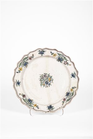Piatto in maiolica policroma. Moustiers, Francia meridionale, XVIII secolo.