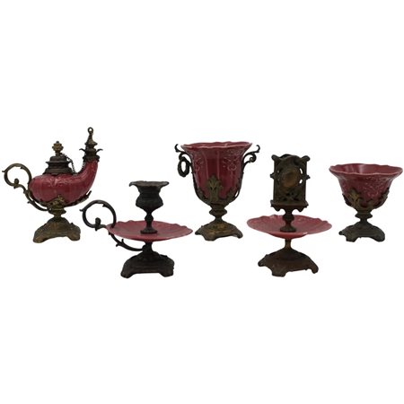 Set da fumo Cinque pezzi in ceramica policroma con decoro a motivi vegetali e...