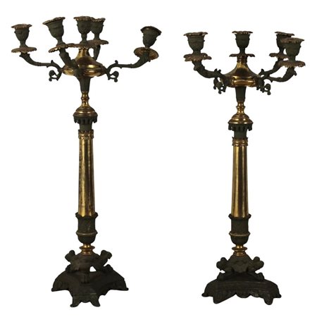 Coppia candelabri a cinque fiamme Bronzo finemente inciso a motivi...