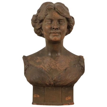 Scultore del secolo XX "Busto di gentildonna" Terracotta patinata. Firma...