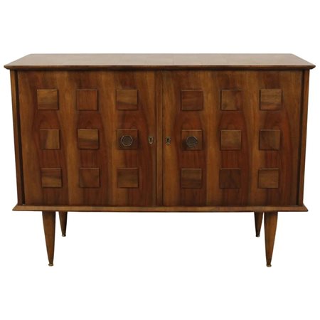 Credenza Noce con decoro a rilievo a motivi ornamentali. Secolo XX. Cm...