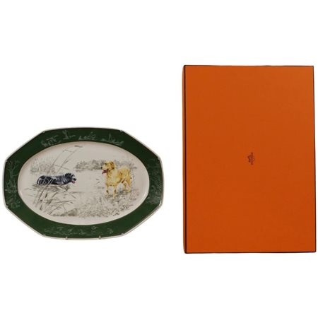 Vassoio Hermès "Cani nel lago" Porcellana policroma con decoro centrale di...