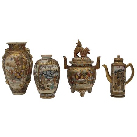 Quattro oggetti Satsuma Ceramica dipinta con figure orientali su fondo oro....