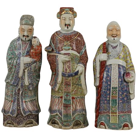 Trittico di santoni Porcellana con ricco decoro a motivi floreali e...
