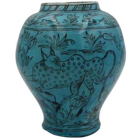 Vaso Antica maiolica con decoro di animali fantastici e motivi vegetali su...
