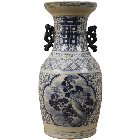 Vaso Porcellana con decoro geometrico e floreale. Cina. Fine secolo XIX....