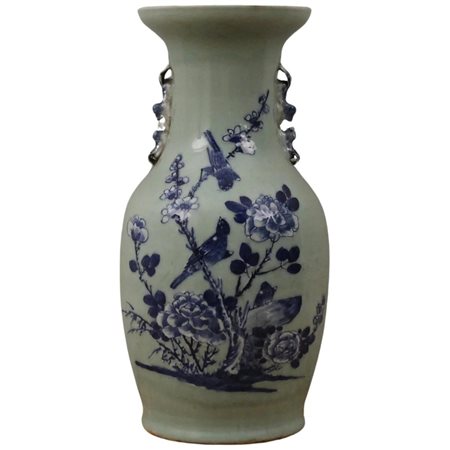 Vaso Porcellana con decoro di volatili e motivi floreali policromi. Cina....