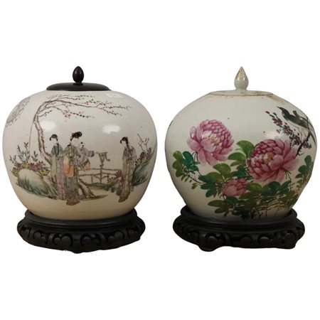 Due potiche Porcellana con decoro di volatili e figure orientali. Cina....