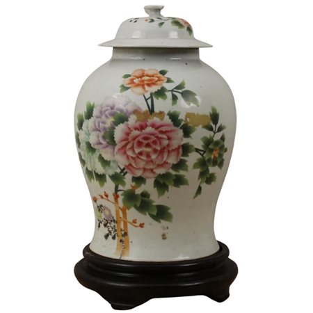 Potiche Porcellana con decoro a motivi floreali policromi. Cina. Secolo XX....