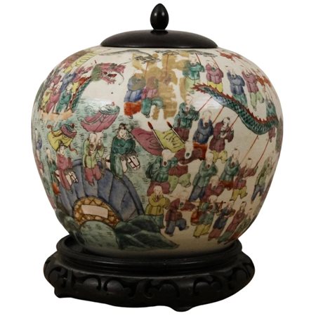 Potiche Porcellana con decoro a motivi e figure orientali policromi. Cina....