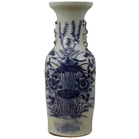 Vaso Porcellana decorata a motivi floreali e vegetali policromi. Cina. Fine...