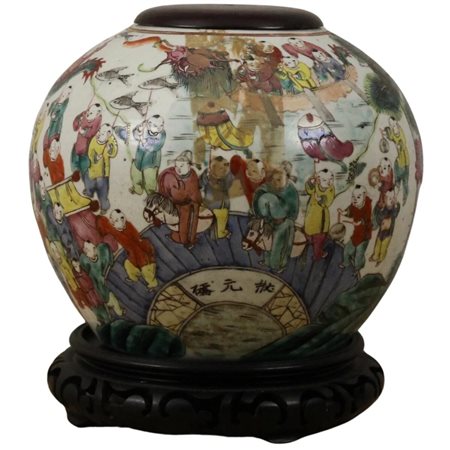 Potiche Porcellana con decoro a motivi floreali e figure policrome. Cina....