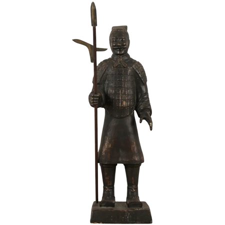 Samurai Scultura in terracotta patinata. Secolo XX. Cm h 51