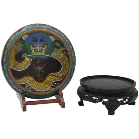 Piccolo piatto Bronzo con decorazione orientali cloisonnè. Cina. Secolo XX....