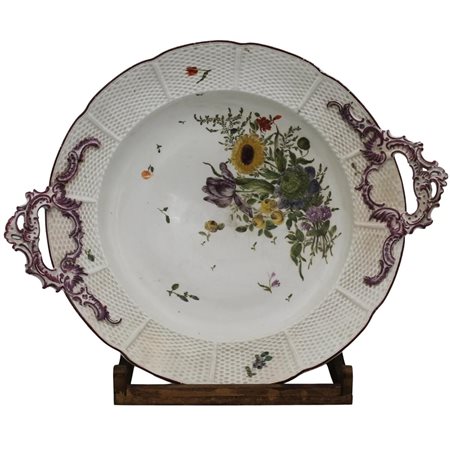 Vassoio a due manici Ceramica decorata a motivi ornamentali e motivi...