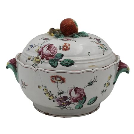Zuppiera Antica ceramica con decoro a motivi floreali policromi a tutto tondo...