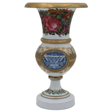 Vaso a tromba Opaline riccamente decorato a motivi floreali policromi e...