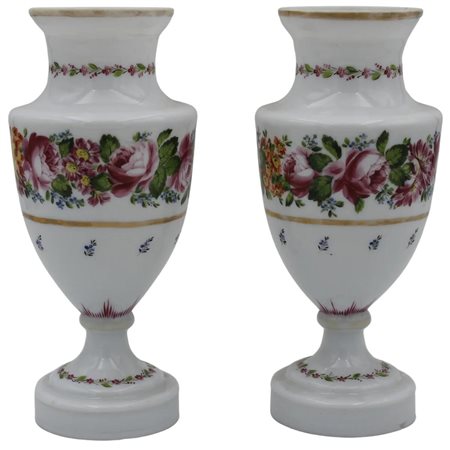 Coppia vasi Opaline con decoro a tutto tondo a motivi floreali policromi e...