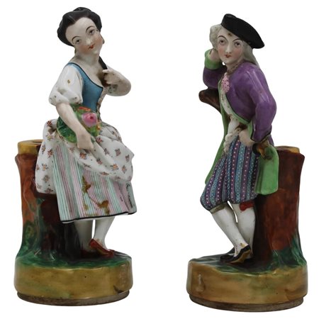 "Gentiluomo e gentildonna" Coppia piccole staue in antica porcellana...