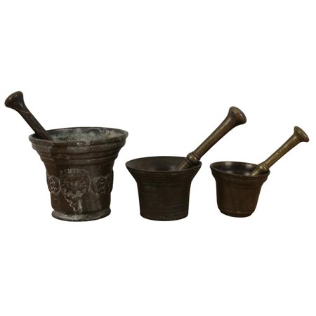 Tre mortai Bronzo. Uno dei tre decorato con stemma gentilizio. Sicilia....