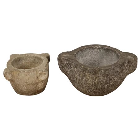 Due mortai Pietra scolpita. Sicilia. Secolo XVIII. Cm 16x31 (il maggiore)