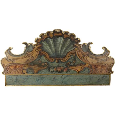 Testata di letto Legno sagomato e dipinto a motivi floreali (restauri)....