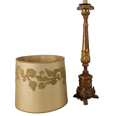 Torciere Legno dorato e scolpito con decoro vegetale e piedi leonini....