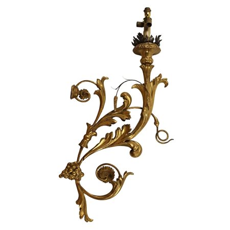 Grande applique Legno finemente scolpito e dorato a motivi floreali e...