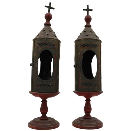 Due lumi da altare Metallo e legno dipinto. Secolo XIX. Cm h 63